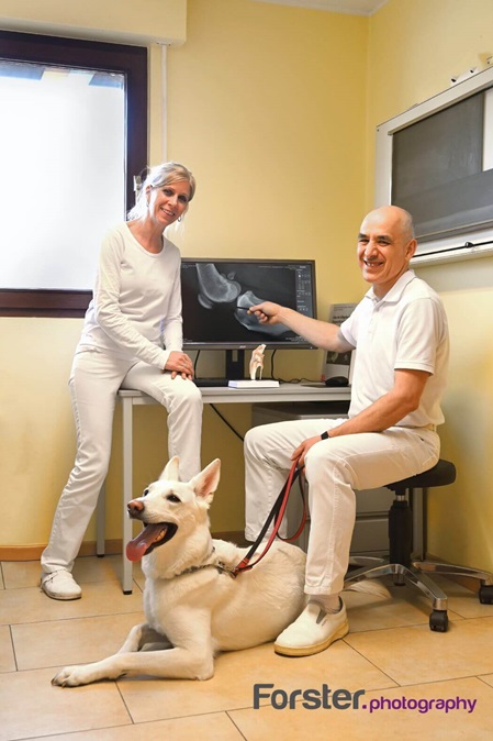 Zwei Tierärzte mit Hund am Röntgenmonitor als professionelles Mitarbeiterfoto von Forster Photography Iserlohn