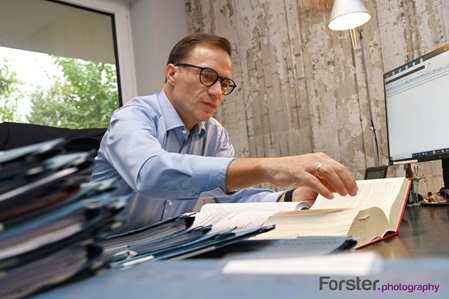 Anwalt im Büro mit Akten als professionelles Mitarbeiterfoto von Forster Photography in Iserlohn