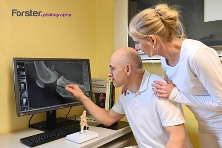 Tierarzt vor Röntgenbild als professionelles Mitarbeiterfoto von Forster Photography in Iserlohn