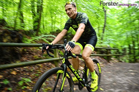 Ein Anwalt fährt Fahrrad im Feldenmeer Hemer als professionelles Mitarbeiterfoto von Forster Photography