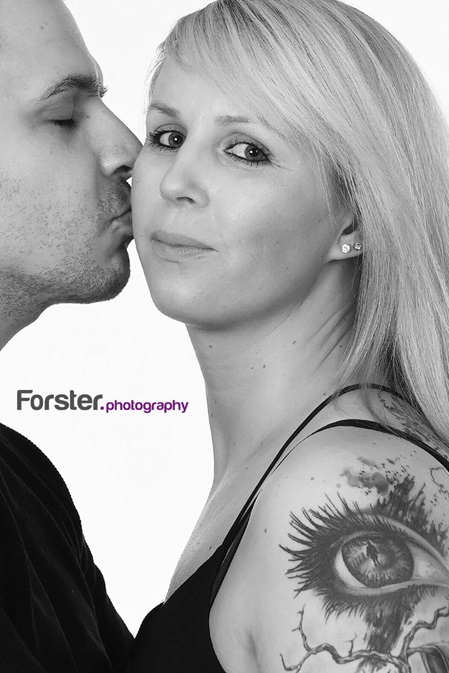 Junges Paar beim Style-Fotoshooting in Iserlohn. Der Mann küsst die Frau zärtlich. Sie blickt dabei in die Kamera